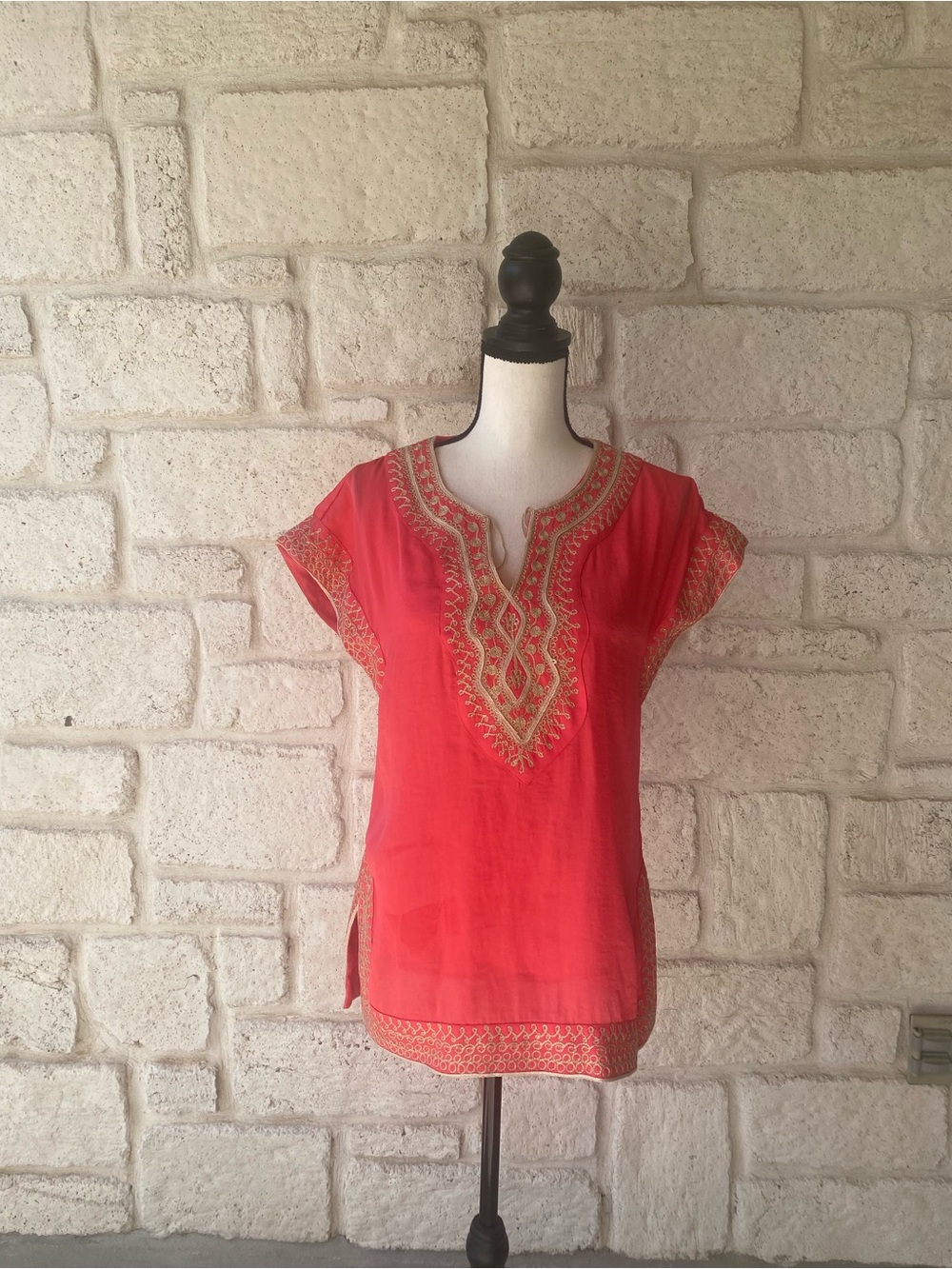 THEME Bright Coral Gold Embroidered V Neck Tunic Top Sz Small
